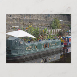 Smalle boot en bloementuin briefkaart