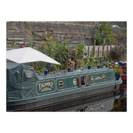 Smalle boot en bloementuin perfect poster