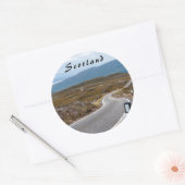 Smalle enkelsporige weg Westerne hooglanden Ronde Sticker (Envelop)