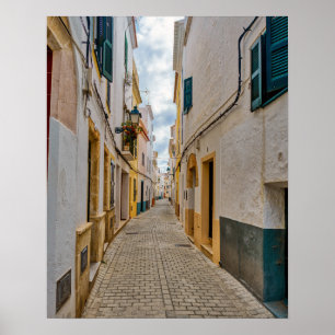 Smalle straat in Ciutadella - Menorca, Spanje Poster