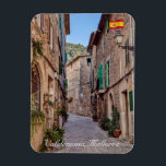 Smalle straat in het dorp Valldemossa - Mallorca Magneet<br><div class="desc">Lege smalle straat in het oude dorp Valldemossa - Serra de Tramuntana,  Mallorca,  Spanje</div>
