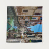 Smalle straat met kanaal in Venetië. Wandkleed (Voorkant (horizontaal))