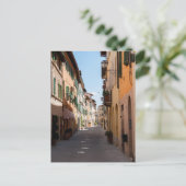 Smalle straat met oude gevels in toscane dorp briefkaart (Staand voorkant)