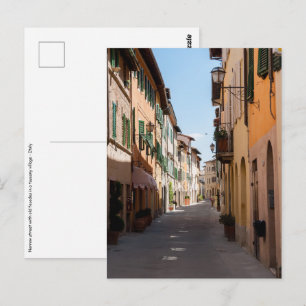 Smalle straat met oude gevels in toscane dorp briefkaart