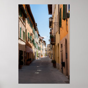 Smalle straat met oude gevels in toscane dorp poster