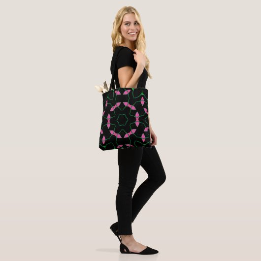 Smaragd en Roze Kaleidoscoop Tote Bag (Op model)