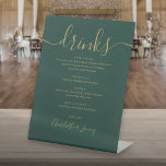 Smaragd Groen en Goud Script Bruiloft Drinken Menu Reclamebord Met Voetstuk<br><div class="desc">Dit elegante smaragdgroene en gouden script minimalistische drinken menubord is ideaal voor uw huwelijksfeest. Ontworpen door Thisnotme©</div>