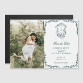 Smaragd Groen Monogram  Crest Sla de datum op Magnetische Uitnodiging (Voorkant / Achterkant)