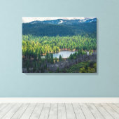 Smaragdbekken onder bergbewolking canvas afdruk (Insitu (Houten vloer))