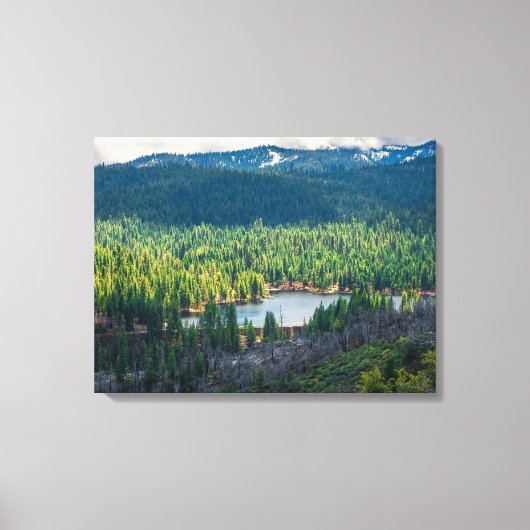 Smaragdbekken onder bergbewolking canvas afdruk (Voorkant)