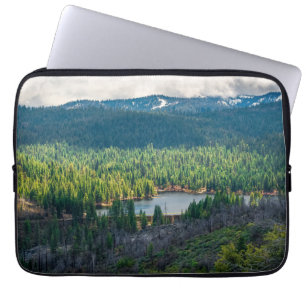 Smaragdbekken onder bergbewolking laptop sleeve
