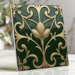 Smaragden en gouden Art Nouveau Bloemen Tegeltje<br><div class="desc">Breng elegantie en sophisticatie naar uw ruimte met dit diepe smaragdgroene en gouden Art Nouveau-geïnspireerde ontwerp. Met vloeiende organische bloemen- en wijnpatronen, ingewikkelde metalen accenten en gestileerde botanische rondingen straalt dit stuk charme uit. De licht verhoogde reliëfelementen en wervelende details creëer hebben een tijdloze en luxueuze esthetiek, ideaal voor backsplashes,...</div>