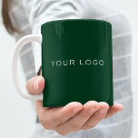 Smaragdgroen bedrijf logo rechthoekig koffiemok<br><div class="desc">Klassieke smaragdgroene achtergrondkleur. Personaliseer en voeg uw rechthoekige zakelijke logo toe,  u kunt de achtergrondkleur wijzigen om aan uw merk te voldoen.</div>