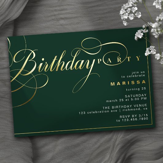 Smaragdgroen en goud | Elegant Script Verjaardag Folie Uitnodiging