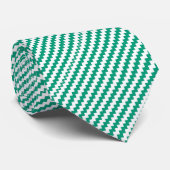 Smaragdgroen En Wit Chevron Gestreept Patroon Stropdas (Opgerold)