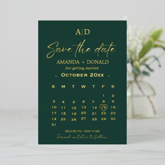 Smaragdgroen & Gouden Kalender Bruiloft Sla de dat Folie Uitnodiging (Staand Voorkant)