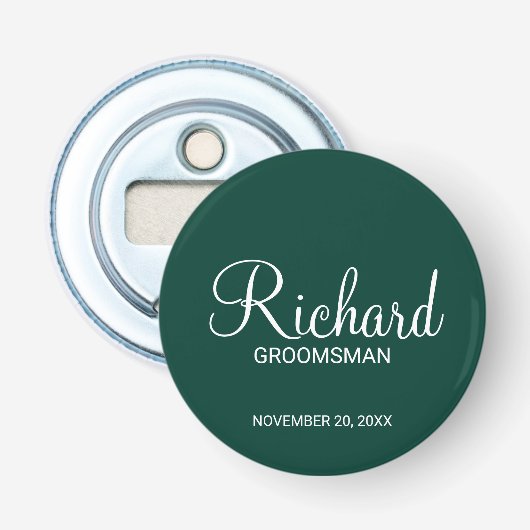 Smaragdgroen Modern Script Gepersonaliseerde Groom Button Flesopener (Voorkant)