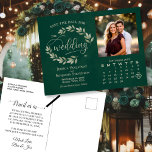 Smaragdgroene Bladeren Foto Kalender Trouwdatum be Aankondigingskaart<br><div class="desc">Deze postzegelbesparende Save the Date-ansichtkaart toont een rustiek smaragdgroen ontwerp met moderne scriptletters en takjes handgeschilderde watercolor bladeren, wijnranken, groen en gebladerte. Er is ruimte voor je foto, de namen van het paar en de locatie van de bruiloft, en een aangepaste kalender waar je een hart rond je speciale dag...</div>