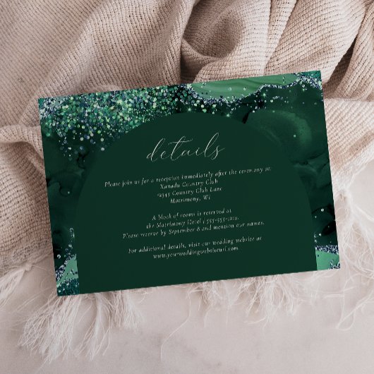 Smaragdgroene boog zilveren glitter bruiloft detai RSVP kaartje