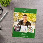 Smaragdgroene foto collage afspraken 2025 planner<br><div class="desc">Creëer uw eigen unieke fotocollage. Gebruik vier,  vier van je favoriete foto's. Personaliseer en een jaar,  naam en tekst. Een smaragdgroene achtergrond,  witte tekst.</div>