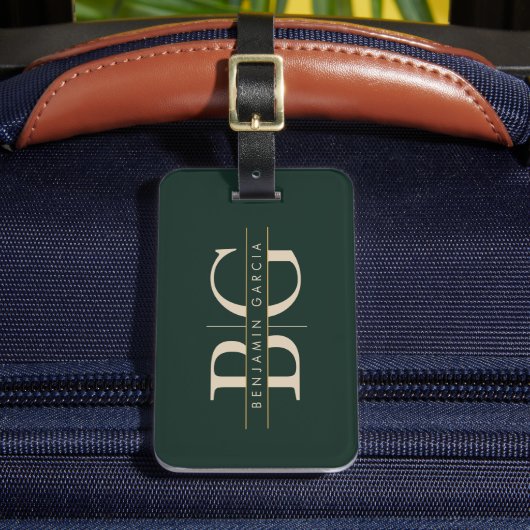 Smaragdgroene Gouden Monogram Bagage Label (Voorkant Insitu 2)