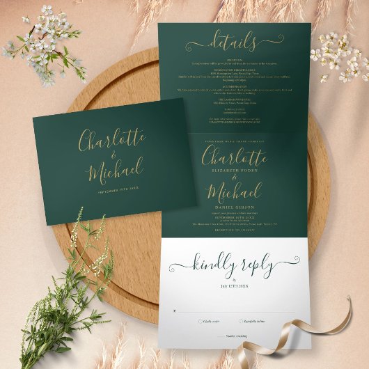 Smaragdgroene moderne gouden script monogram bruil drieluik uitnodiging