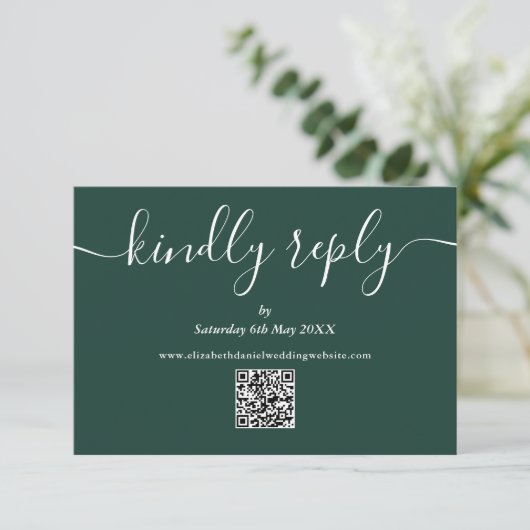 Smaragdgroene QR-code Elegante Script Graag reager RSVP Kaartje (Staand voorkant)
