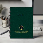Smaragdgroene ronde Logo Naam Professional Planner<br><div class="desc">Blijf op orde en verhoog uw professionele afbeelding met onze Custom Spiral Planner, met een verfijnd marineblauw lederen uiterlijk dat sophisticatie combineert met functionaliteit. Met een aanpasbare vierkante ruimte op de cover kunt u uw zakelijke logo prominent weergeven over een gouden textuur, terwijl twee extra regels bewerkbare tekst ruimte bieden...</div>