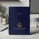 Smaragdgroene ronde Logo Naam Professional Planner<br><div class="desc">Blijf op orde en verhoog uw professionele afbeelding met onze Custom Spiral Planner, met een verfijnd marineblauw lederen uiterlijk dat sophisticatie combineert met functionaliteit. Met een aanpasbare vierkante ruimte op de cover kunt u uw zakelijke logo prominent weergeven over een gouden textuur, terwijl twee extra regels bewerkbare tekst ruimte bieden...</div>