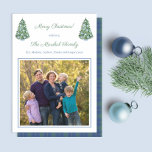 Smart Blue White Green Chinoiserie Family Afbeeldi Feestdagenkaart<br><div class="desc">prettige feestdagen ** Foto: Fotografie © Storytree Studios, Stanford, CA ** Preppy foto kaart ontwerp met dubbele miniatuur kerstbomen, bedekt met blauw en witte chinoiserie ornamenten, in blauwe plantenbakken. De waterverf-elementen werden oorspronkelijk door mij in waterverven op 100% katoenpapier geschilderd voordat ze gescand en digitaal geordend/gestyled werden. De achterkant heeft...</div>