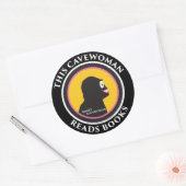 Smart Cavewoman Stickers: Deze Cavewoman leest Boo Ronde Sticker (Envelop)