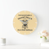 Smart Fella vs Fart Smella - Grappige Cowboy Hond Grote Klok (Huis)