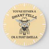 Smart Fella vs Fart Smella - Grappige Cowboy Hond Grote Klok (Voorkant)