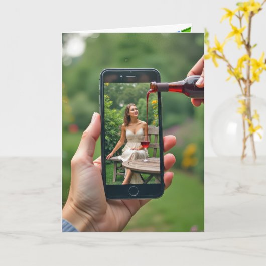 Smartphone Vrouw Met Gieten Wijn Kaart (Gele Bloem)