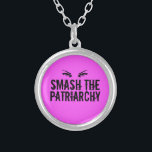 Smash the Patriarchaat Roze feministische Quote Ey Zilver Vergulden Ketting<br><div class="desc">Een gedurfd vrouwenrechtenontwerp met de ogen van een vrouw boven de woorden Kleef de patriarchie in een koel,  grijs lettertype op een roze achtergrond. Koop dit cadeau voor elke sterke vrouw die je kent om ze te helpen opstaan en gelijkheid te eisen. Laten we dat glazen plafond verbrijzelen!</div>
