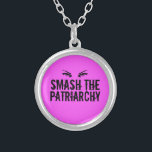 Smash the Patriarchaat Roze feministische Quote Ey Zilver Vergulden Ketting<br><div class="desc">Een gedurfd vrouwenrechtenontwerp met de ogen van een vrouw boven de woorden Kleef de patriarchie in een koel,  grijs lettertype op een roze achtergrond. Koop dit cadeau voor elke sterke vrouw die je kent om ze te helpen opstaan en gelijkheid te eisen. Laten we dat glazen plafond verbrijzelen!</div>