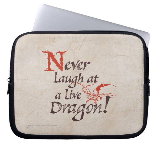 SMAUG™ - Nooit lachen bij een live draak Laptop Sleeve (Voorkant)