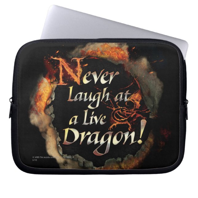 SMAUG™ - Nooit Logo grafisch lachen Laptop Sleeve (Voorkant)