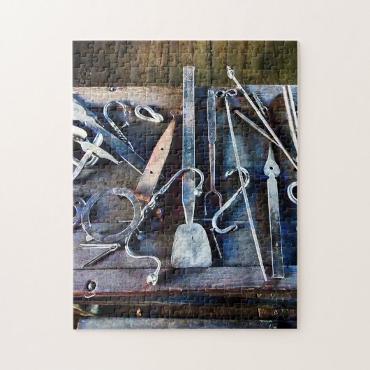 Smeedgereedschap op tafel legpuzzel (Verticaal)