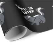 Smell Ya Later Funny Skunk Pun Dark BG Cadeaupapier (Rol Hoek)