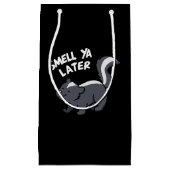 Smell Ya Later Funny Skunk Pun Dark BG Klein Cadeauzakje (Voorkant)