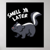 Smell Ya Later Funny Skunk Pun Dark BG Poster (Voorkant)