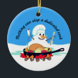Smelten van kerstversiering met sneeuwkok keramisch ornament<br><div class="desc">Niets kan een toegewijde kok tegenhouden,  met smeltende snowmankok die een kalkoendiner koken over een open vuur op deze kerstboomversiering voor je favoriete kok,  of om je aan je culinaire kerstboom te hangen.</div>