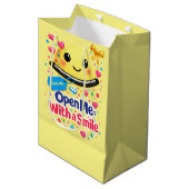 Smile Before You Open, Gift Bag Funny Medium Cadeauzakje (Voorkant Gekanteld)