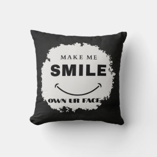SMILE EMOJI DESIGN IN B&W OP KUSSEN