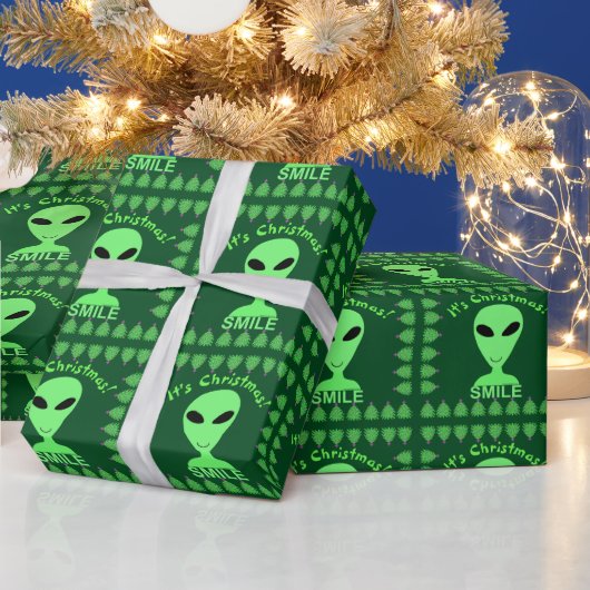 Smile It's Christmas Happy Alien LGM Geek Humor Cadeaupapier (Feestdagen)