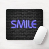 SMILE tekst in neonverlichting op baksteen Muismat (Met muis)