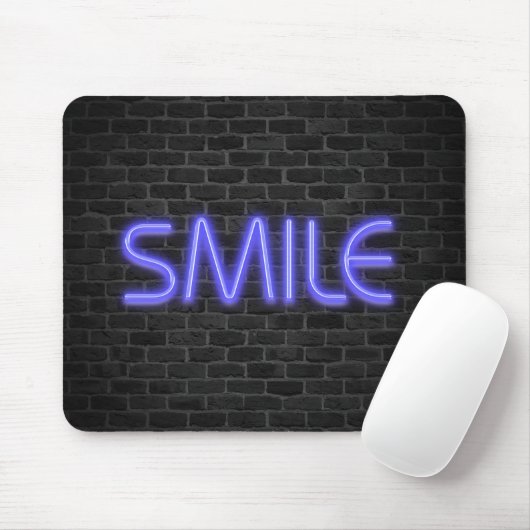 SMILE tekst in neonverlichting op baksteen Muismat (Met muis)
