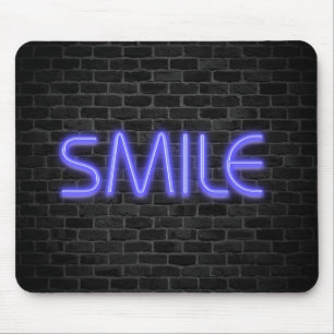 SMILE tekst in neonverlichting op baksteen Muismat