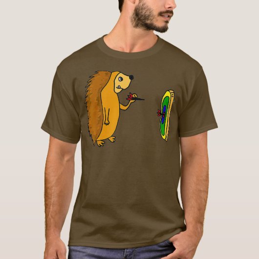 Smilenowates Funny Hedegel Throwing Darts T-shirt (Voorkant)